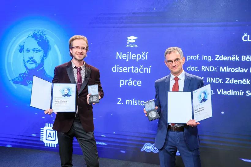 Libor Šmejkal a Tomáš Jungwirth přebírají Cenu Siemens