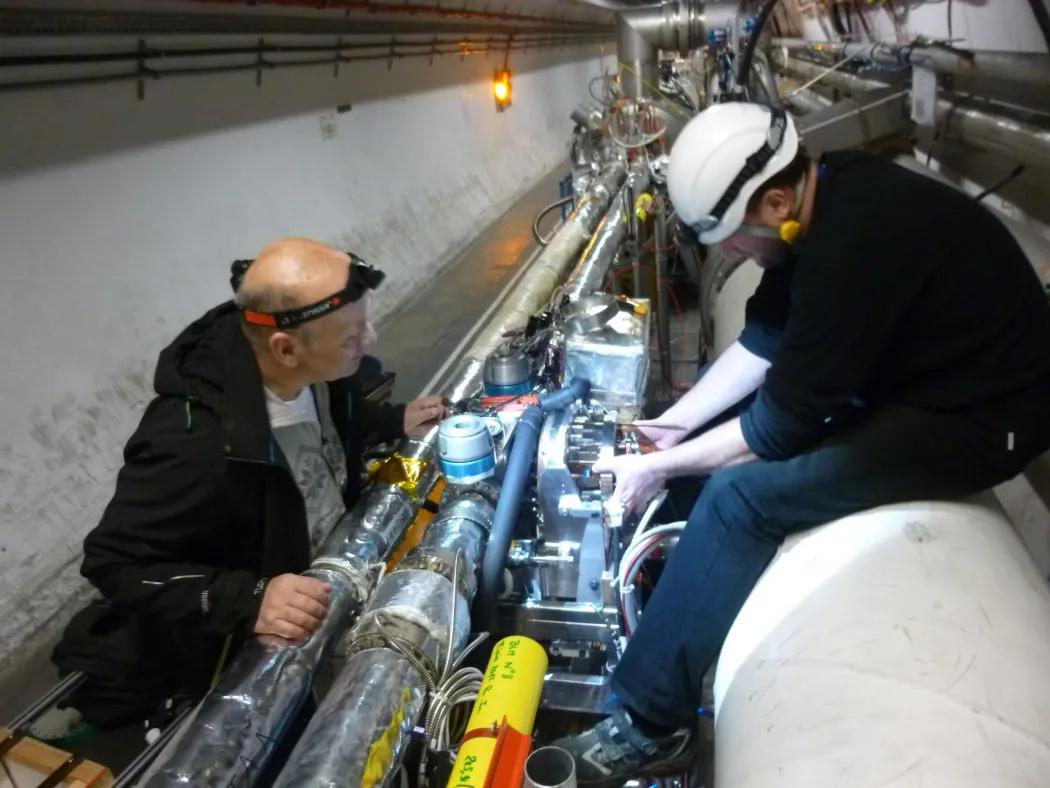 Technický koordinátor detektoru ATLAS AFP, Petr Šícho (v levo) z FZÚ AVČR, během instalačních prací v tunelu LHC