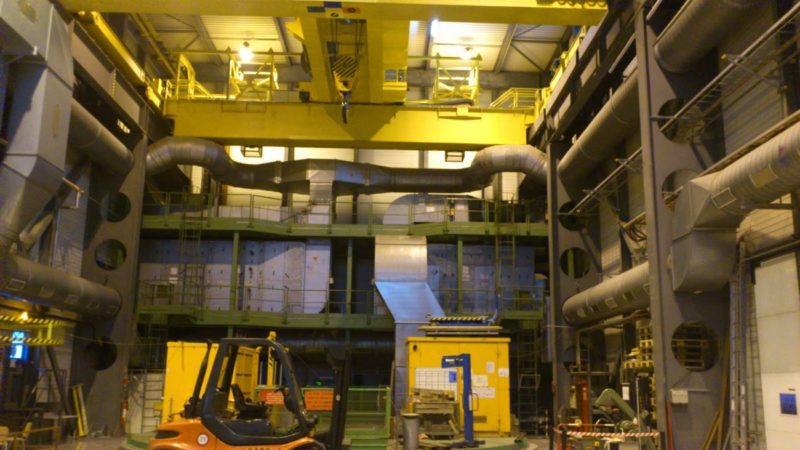 Vzduch pro podzemí Super Proton Synchrotronu (SPS) připravují aparatury v celé velké hale. Žlutý jeřáb v horní části snímku spou