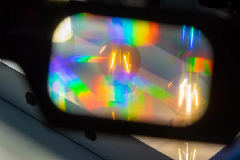 Pohled na LED zdroj skrze difrakční brýle