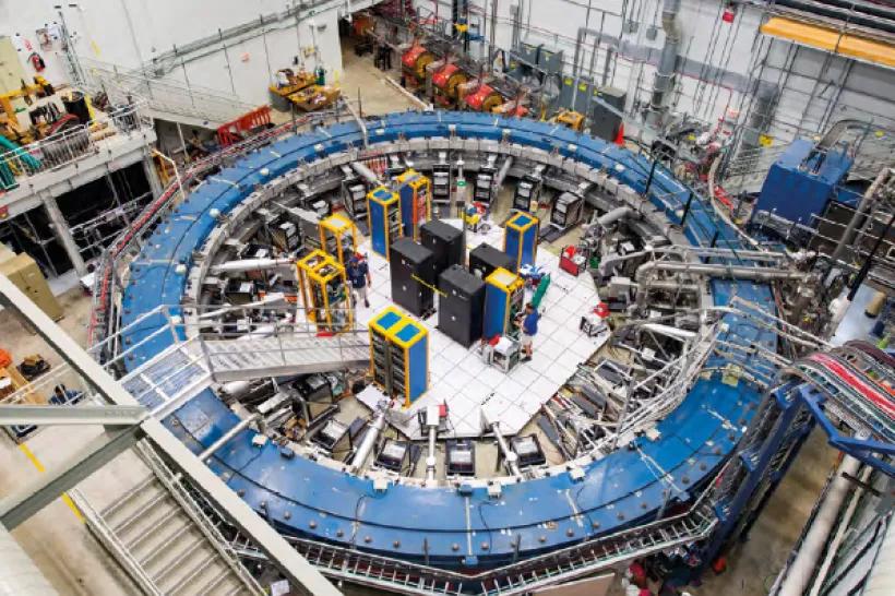 Obr. 6 Experimentální zařízení pro měření anomálního magnetického momentu mionu ve Fermilabu.