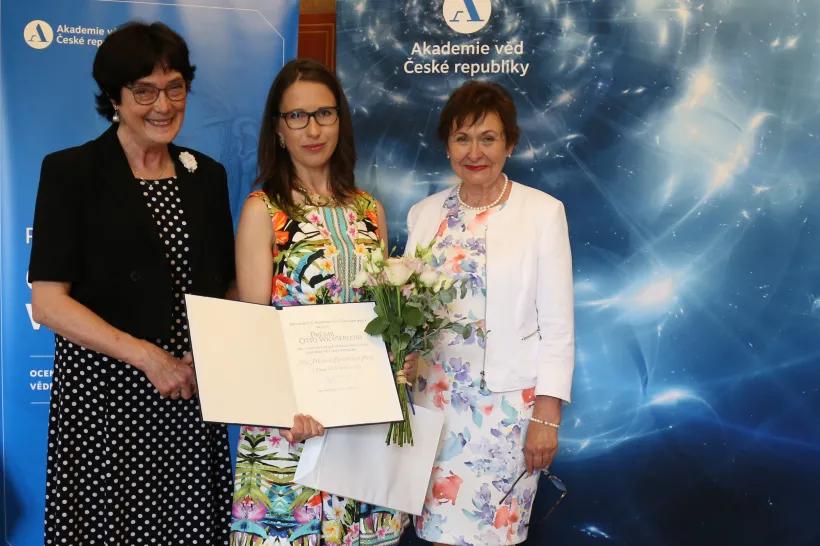 Mgr. Helena Reichlová, Ph.D. (uprostřed) převzala ocenění Prémie Otto Wichterleho od předsedkyně Akademie věd ČR Evy Zažímalové (vlevo).