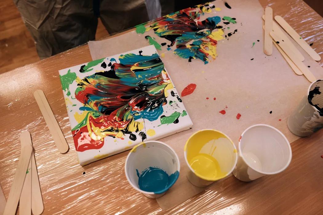Během výtvarné části workshopu pracovali studenti s malířkou a absolventkou brněnské Fakulty výtvarných umění Petrou Buzkovou.