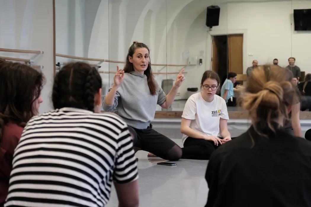 Pod vedením choreografky a tanečnice Lucie Charouzové, která externě učí na pražské HAMU, se konala pohybová dílna.