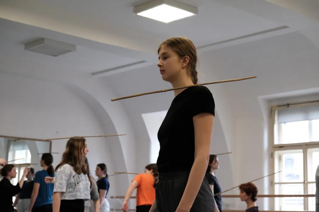 Pod vedením choreografky a tanečnice Lucie Charouzové, která externě učí na pražské HAMU, se konala pohybová dílna.