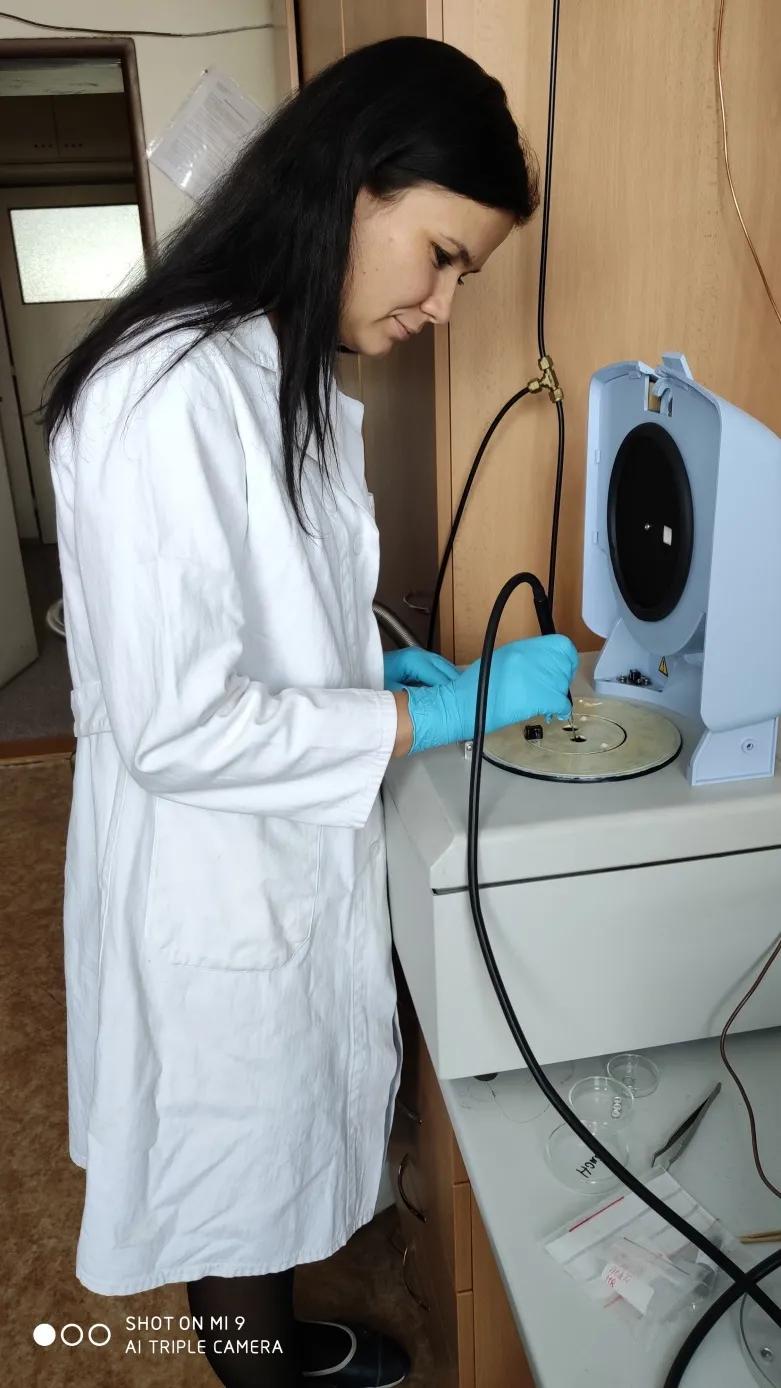 Putting the sample into differential scanning calorimeter