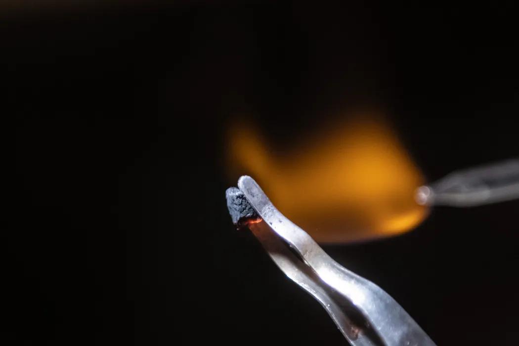 Nový uhlíkový materiál odolávající plamenům s teplotou až 1500 °C