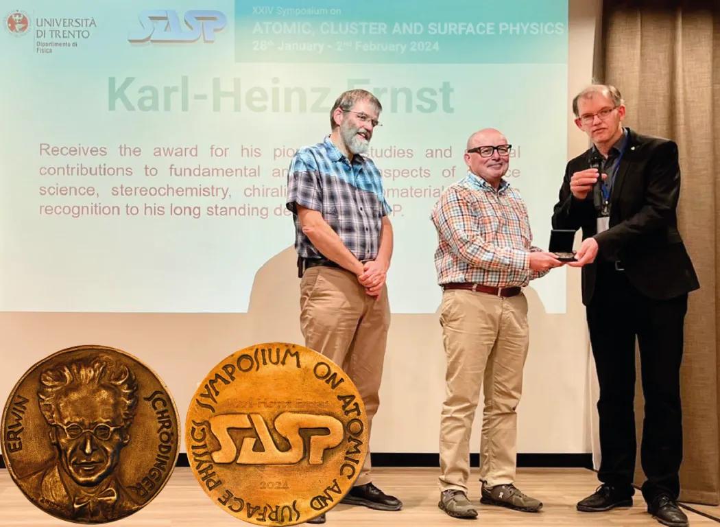Zlatou medaili SASP Erwina Schrödingera získal Karl-Heinz Ernst (uprostřed)