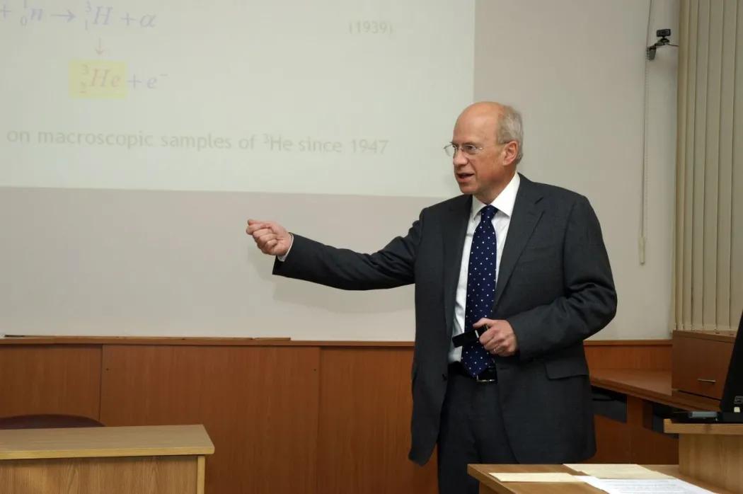 Dieter Vollhardt během své přednášky
